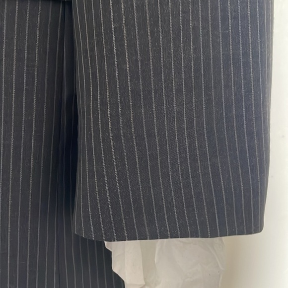 Kenneth Cole. New York. Man’s pinstripe jacket and slacks. Great condition. - Picture 5 of 10